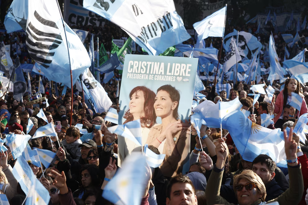 El líder de La Cámpora, Máximo Kirchner, lanzó un fuerte mensaje hacia la interna peronista, en el marco del banderazo por la liberación de Cristina Kirchner en Parque Lezama.