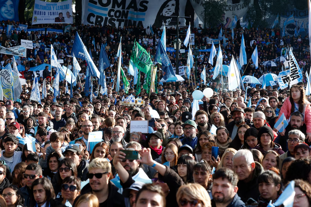 El líder de La Cámpora, Máximo Kirchner, lanzó un fuerte mensaje hacia la interna peronista, en el marco del banderazo por la liberación de Cristina Kirchner en Parque Lezama.