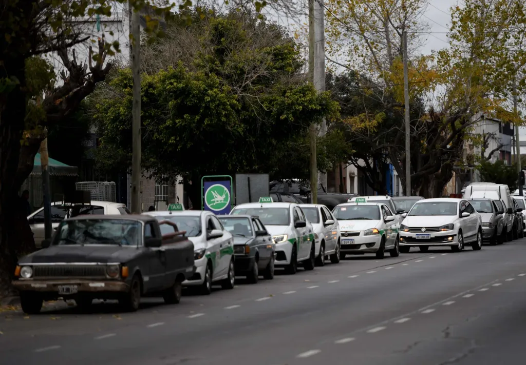El desabastecimiento de GNC y el expendio limitado del mismo en las estaciones de servicio genera largas filas y horas de espera por parte de los usuarios que necesitan gas para movilizar sus vehículos. 