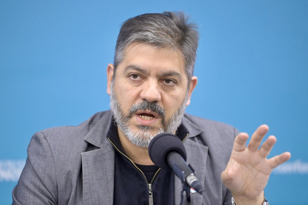 El ministro de Gobierno bonaerense, Carlos Bianco, le respondió a Máximo Kirchner tras las críticas que lanzó contra Axel Kicillof desde el acto en Parque Lezama.