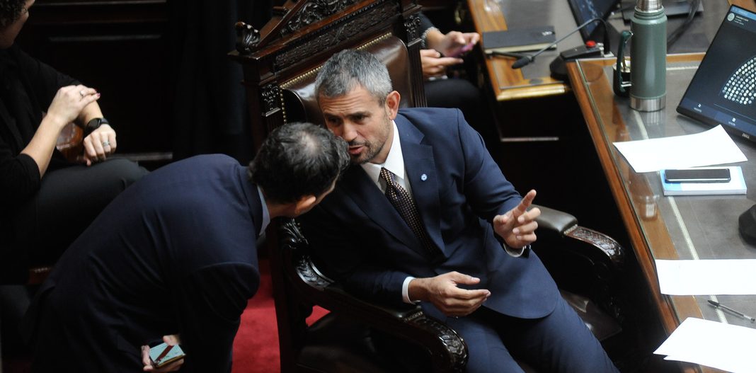 Martín Menem acordó con el PRO y la UCR para evitar el quórum en Diputados, y ganar tiempo frente al pedido de interpelación a Adorni.