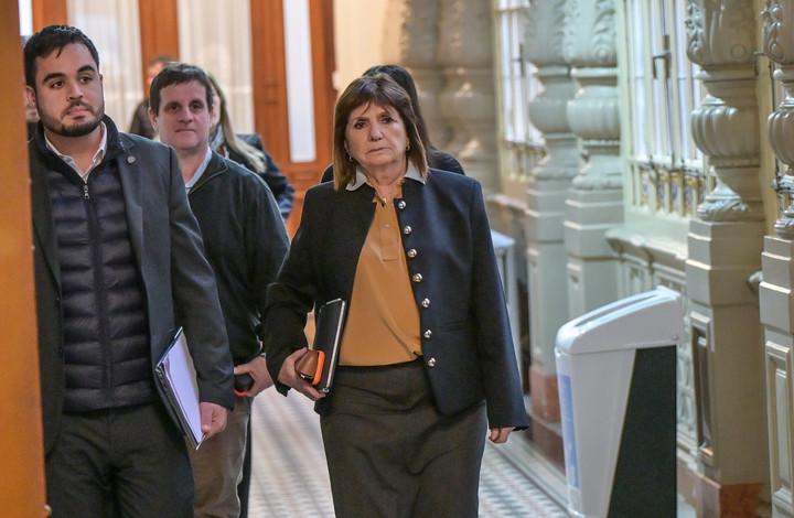 Acorralado, el jefe de Gabinete, Manuel Adorni, convocó este martes en Casa Rosada a los senadores del oficialismo con el fin de blindar su informe de gestión en la Cámara Alta.
