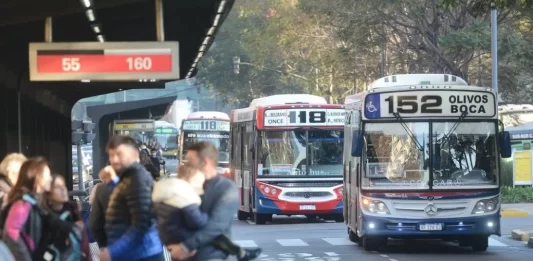La canasta de servicios públicos registró un alza de 10,1% en junio y aumentó, desde 2023, el cuádruple que la inflación, ejerciendo cada vez más presión sobre el bolsillo de los argentinos.