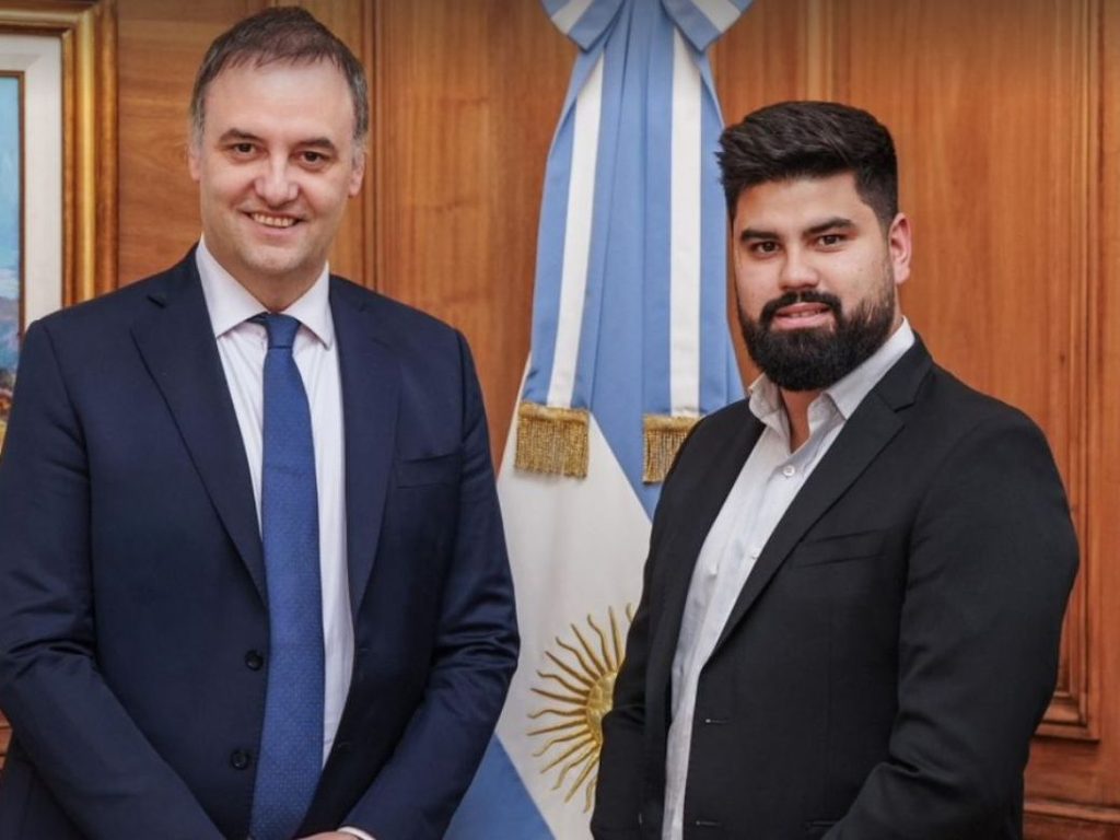 Manuel Adorni recibió a Fabián Fernández, el ex director de prensa de YPF que desembarcó en la Secretaría de Prensa y Comunicación.
