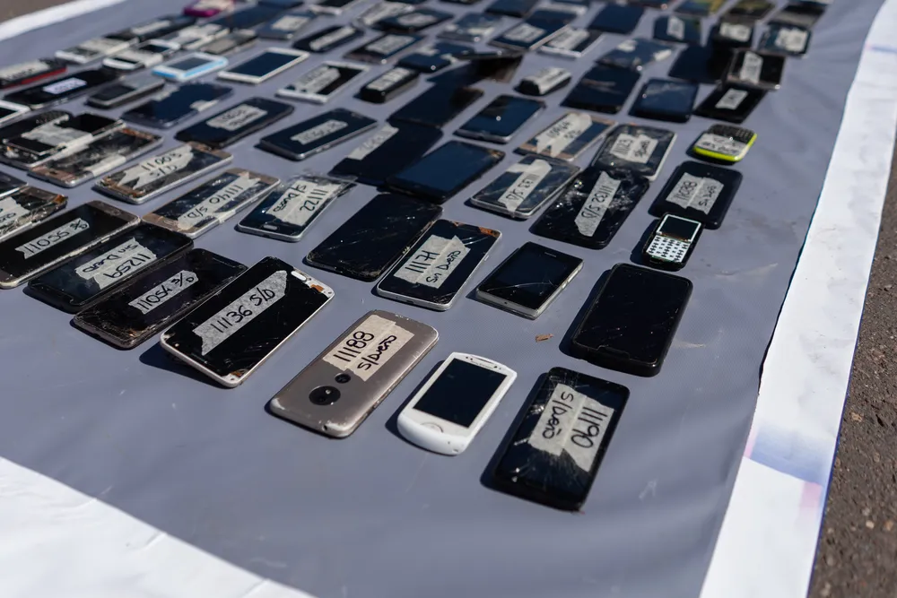 Los allanamientos por extorsiones desde el penal de González Catán terminaron con 32 detenidos y el secuestro de celulares y tarjetas SIM.