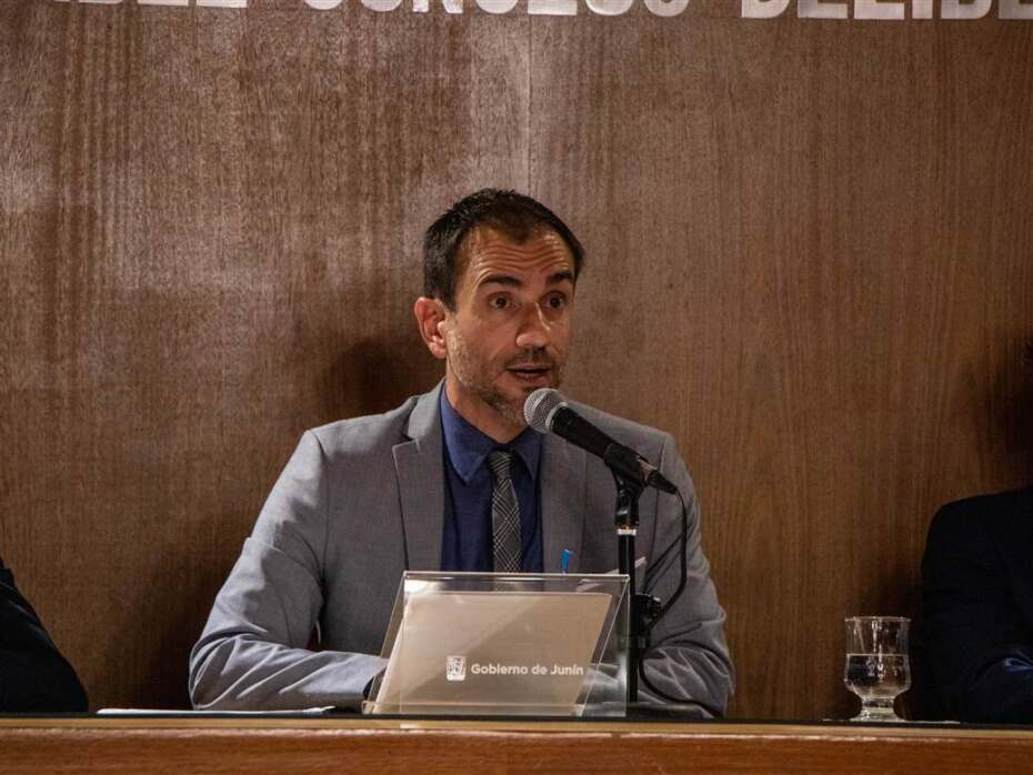 Luego de convertirse en víctima de estafa, el senador del PRO, Pablo Petrecca, sumó un nuevo proyecto para que la Legislatura bonaerense prohíba los celulares en las cárceles.