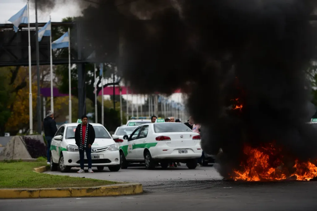 En La Plata, taxistas y remiseros cortaron la subida a la Autopista para reclamar medidas para paliar la crisis por el desabastecimiento de GNC. 