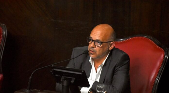 Curestis insiste con prohibir los celulares en cárceles, tras la caída de una banda en La Matanza El libertario Carlos Curestis retomó la discusión por el uso de celulares en cárceles bonaerenses, tras una causa por extorsiones desde el penal de González Catán.