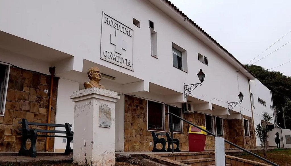 Luego de recibir los tres disparos, el joven fue trasladado por un vecino al Hospital Oñativia de Almirante Brown. 