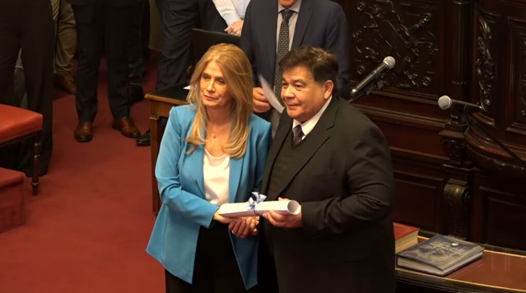 Mario Ishii junto a Verónica Magario en su asunción como senador. El exintendente prometió guerra en la sesión de esta tarde.