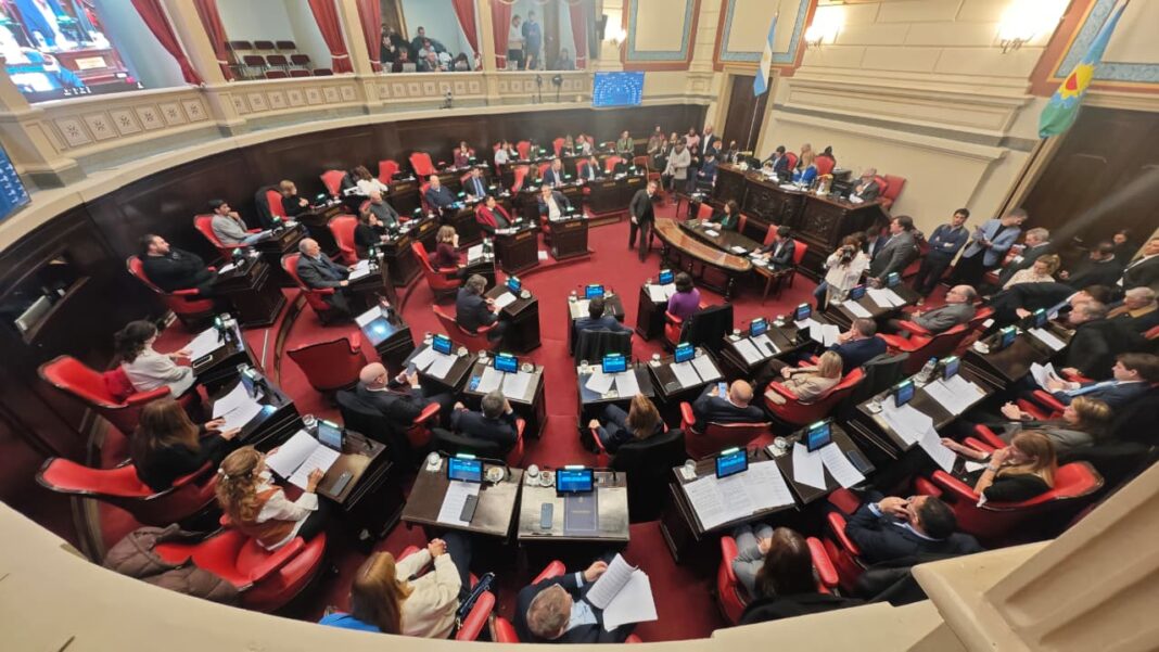 El Senado bonaerense vivirá el miércoles su primera sesión del año, pese a que ya estamos casi tocando julio. Los trámites que se realizarán y los posibles temas en agenda.