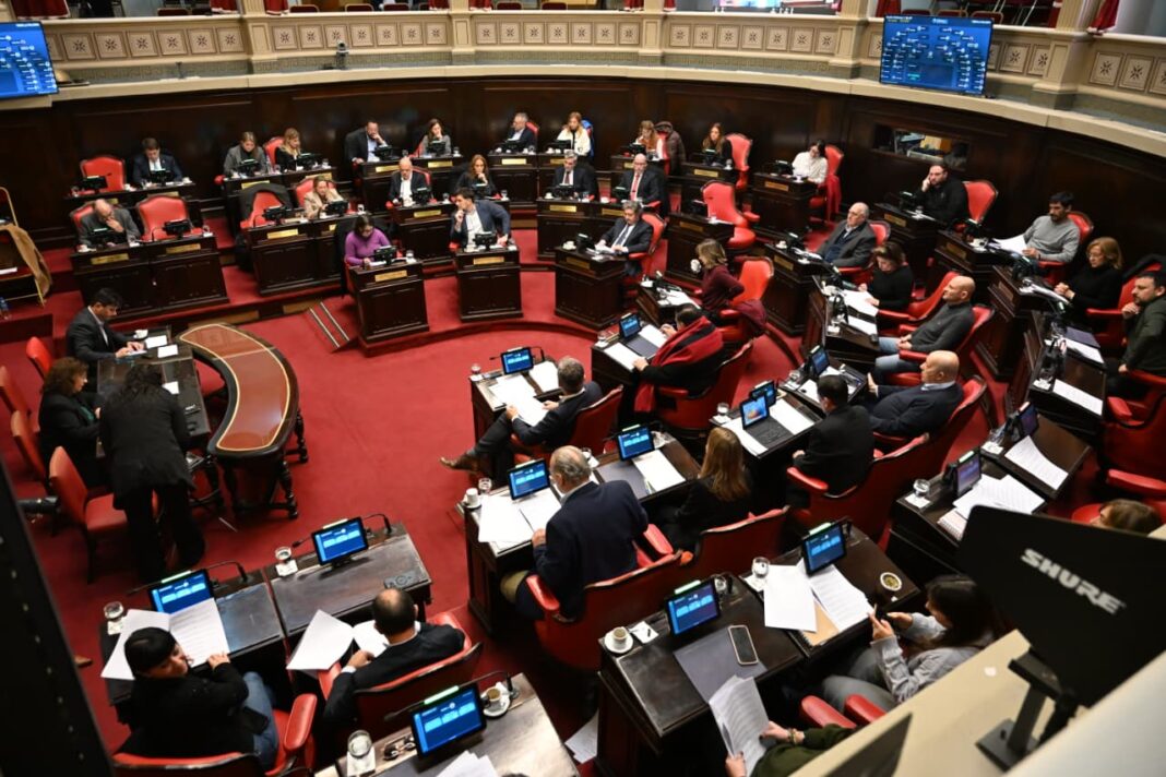 El senador kirchnerista Mario Ishii pidió que en la sesión de esta tarde se traten sus proyectos de emergencia. El silencio del kicillofismo y el por qué se enojó la oposición.