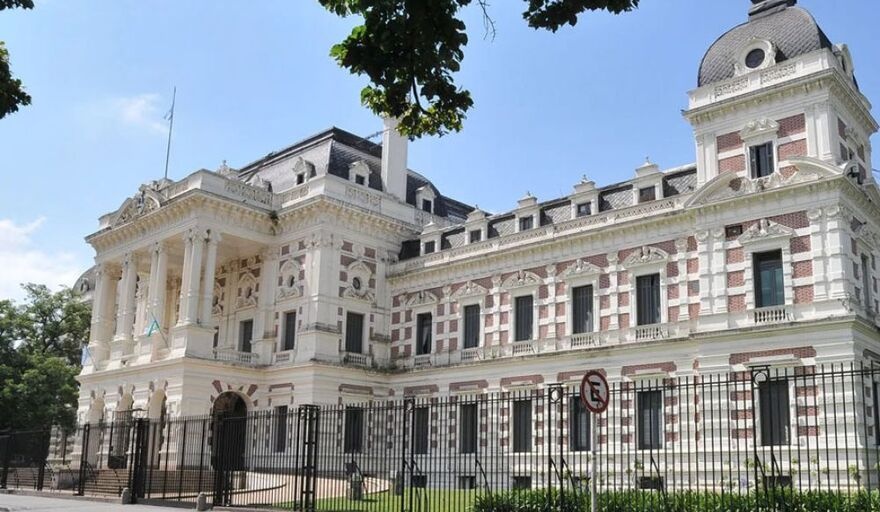 El próximo martes 30 de junio, el Ejecutivo depositará los sueldos de junio y el medio aguinaldo a los trabajadores estatales bonaerenses.