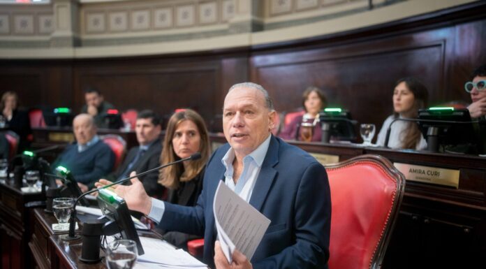 Berni presiona a Magario para que devuelva la plata de los sueldos del Senado bonaerense