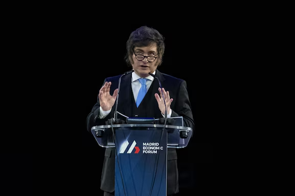 El presidente Javier Milei llega este jueves a España para encabezar una nueva ronda de reuniones y disertaciones frente a empresarios, con el propósito de cosechar algunas inversiones para el suelo argentino.