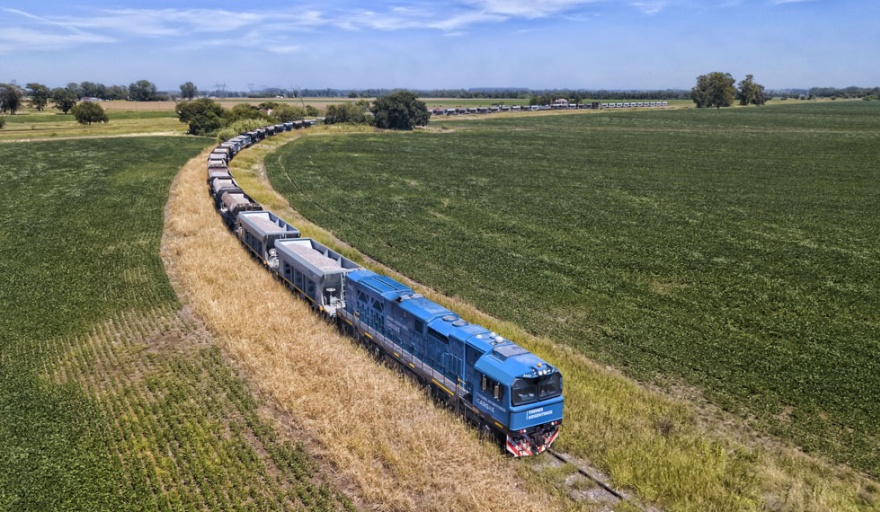Civale advirtió que la falta de trenes profundiza la dependencia de 300 mil camiones de carga al año para llegar a Puerto Quequén.

