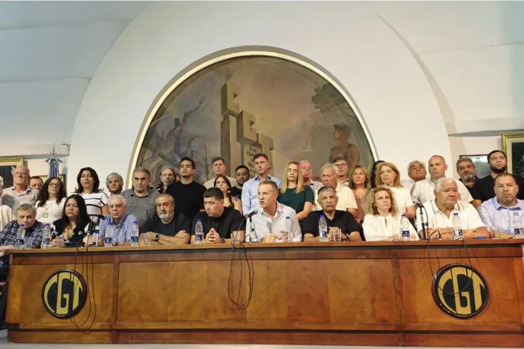 La CGT debate entre protestas escalonadas y un paro de 36 horas con movilización, en medio de fuertes internas por el plan de lucha contra Milei.