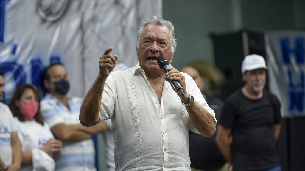 Desde el ala más combativa de la CGT, Luis Barrionuevo presiona por un paro general de 36 horas con movilización a la Plaza de Mayo.