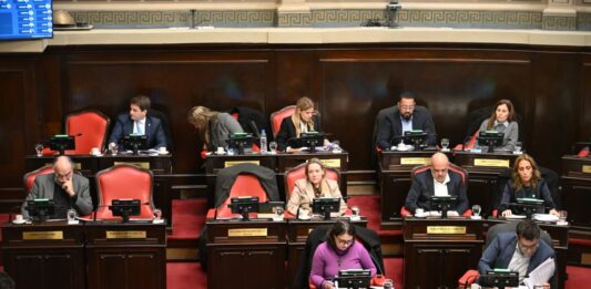 La primera sesión del año del Senado bonaerense se vio eclipsada por la interna peronista, pero la oposición tuvo lo suyo. Voto dividido entre LLA, el PRO y la UCR.
