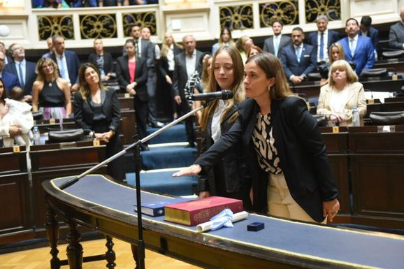 La Cámpora le roba una banca a Kicillof y suma poder en la Legislatura bonaerense La diputada en uso de licencia, Mercedes Landivar, vuelve a la Legislatura bonaerense y asumirá en reemplazo de la alfil kicillofista, Laura Aloisi.