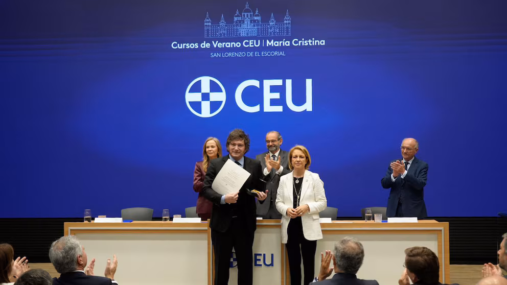 Javier Milei recibió una Medalla de Honor de la Universidad CEU San Pablo. 