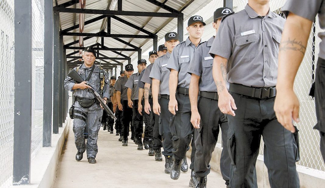 El Gobierno bonaerense aumentó un 50% la compensación por recargos del personal del SPB, en medio de reclamos salariales y laborales.