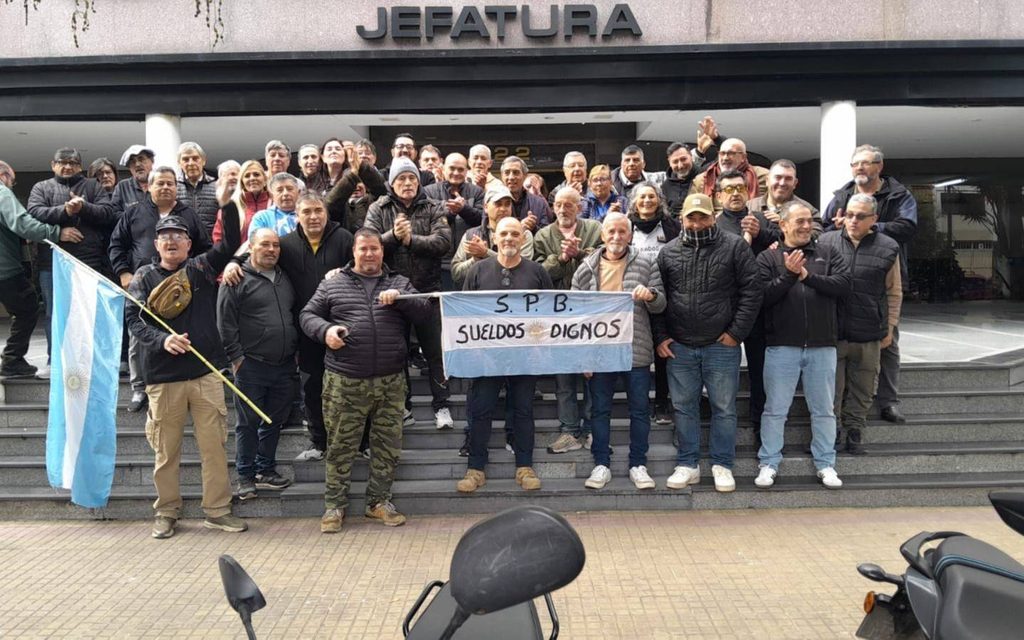 Hace algunas semanas, los trabajadores penitenciarios bonaerenses reclamaron mejoras salariales, actualización de recargos, asistencia psicológica y mejores condiciones laborales.