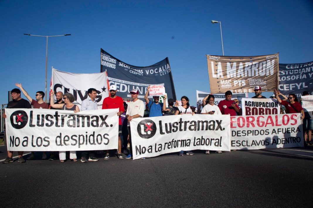 Trabajadores y familiares de empleados despedidos de Lustramax se movilizan a la casa de la senadora libertaria Florencia Arietto para pedir que la empresa cumpla los fallos de la Justicia.