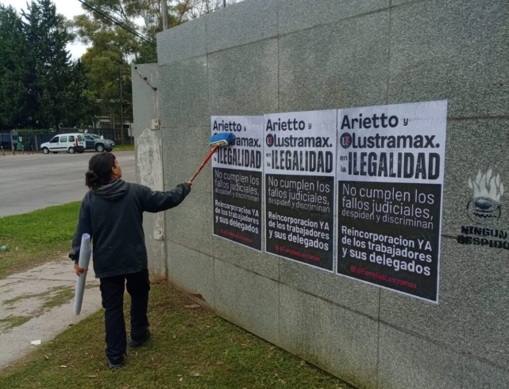 Trabajadores despedidos de Lustramax llevan la protesta a las inmediaciones de la casa de Florencia Arietto, la abogada y senadora libertaria que respalda a la empresa. 