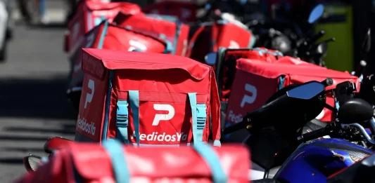El proyecto de Axel Kicillof busca regular las apps de delivery y transporte, con seguros obligatorios, paradores y fiscalización a las plataformas.