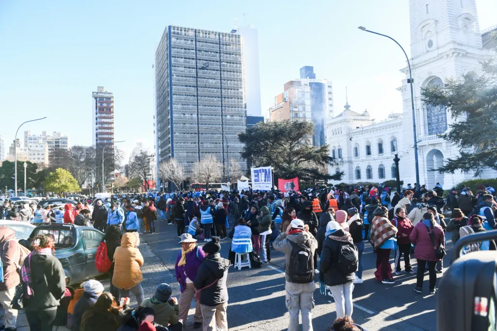 La gestión de Julio Alak defendió la licitación de los servicios de limpieza urbana y apuntó a terminar con las contrataciones directas.