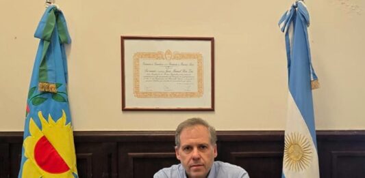 El senador del PRO, Juan Manuel Rico Zini, advirtió que el recambio del director provincial de Hospitales, Juan Sebastián Riera, es una “clara señal” de la crisis sanitaria bonaerense.