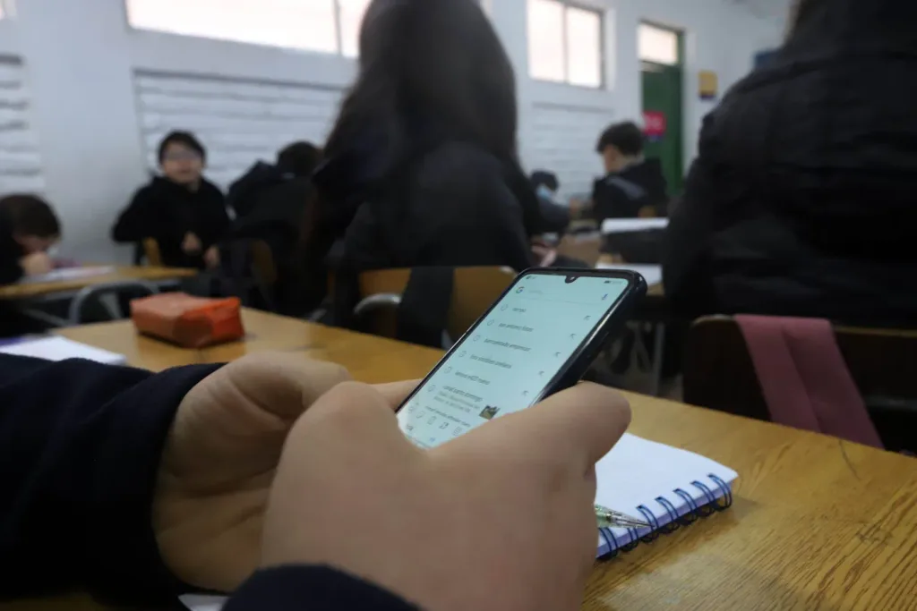 La regulación de pantallas en escuelas vuelve a la escena legislativa. A la par, la oposición y el massismo piden prohibir celulares en cárceles.