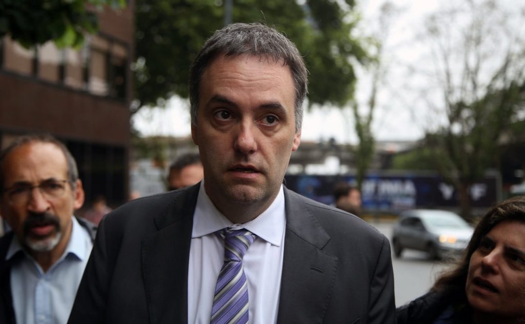 La Justicia investiga si Manuel Adorni realizó compras millonarias con tarjetas de empleados públicos.