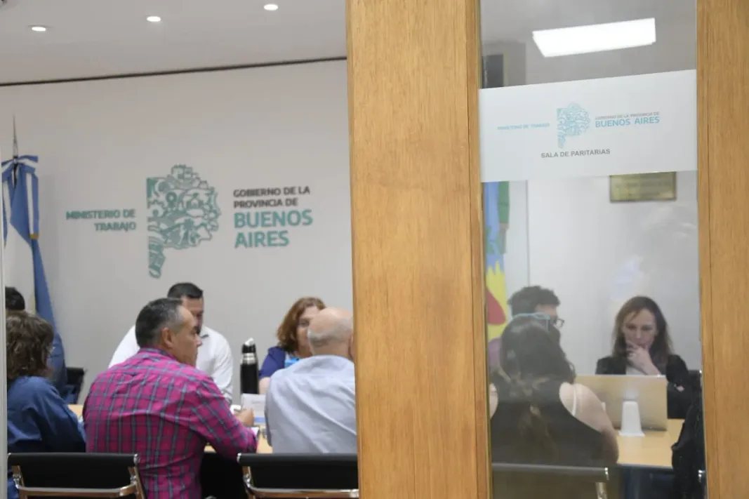 La Provincia demora la convocatoria a paritarias bonaerenses y crece el malestar entre docentes y estatales por la falta de una oferta salarial.