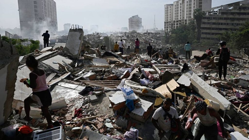 Los dos terremotos en el norte de Venezuela dejaron hasta el momento más de 900 muertos y miles de personas que aún continúan desaparecidas.