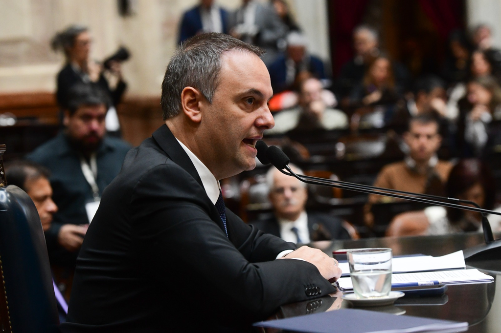 Cercado por el poco apoyo en el Gobierno y por los cuestionamientos a su incremento patrimonial, Adorni oficializó este sábado su renuncia.