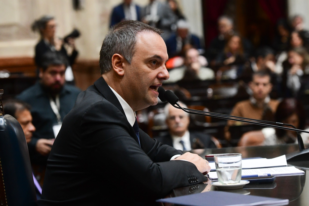 Cercado por el poco apoyo en el Gobierno y por los cuestionamientos a su incremento patrimonial, Adorni oficializó este sábado su renuncia.