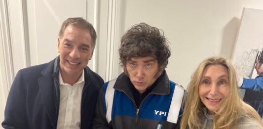El presidente, Javier Milei, recibió al ministro del Interior, Diego Santilli, para sacar la foto y hacer oficial su designación como nuevo jefe de Gabinete.