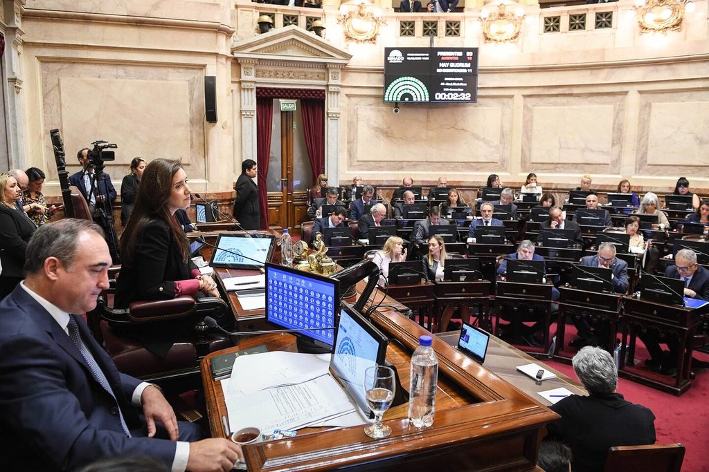 A horas de la renuncia de Adorni, Bullrich reactivó las negociaciones con los bloques dialoguistas para convocar una sesión en el Senado y aprobar proyectos claves para el Ejecutivo. 