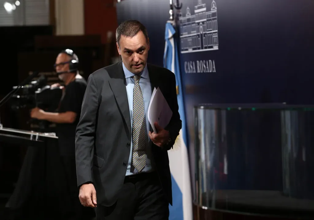 Bianco vinculó la salida de Adorni con las denuncias por sus declaraciones juradas y sostuvo que el exvocero “no podía ir a poner la cara” ante el Congreso.