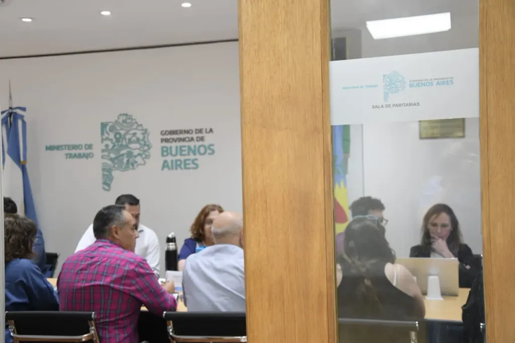 La Provincia demora la convocatoria a paritarias bonaerenses y crece el malestar entre docentes y estatales por la falta de una oferta salarial.