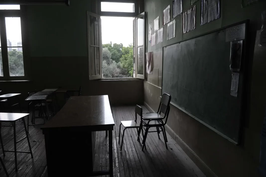 Docentes bonaerenses nucleados en la FUDB anunciaron un nuevo paro para este martes para reclamar la apertura de paritarias y el cese de la violencia en las escuelas.