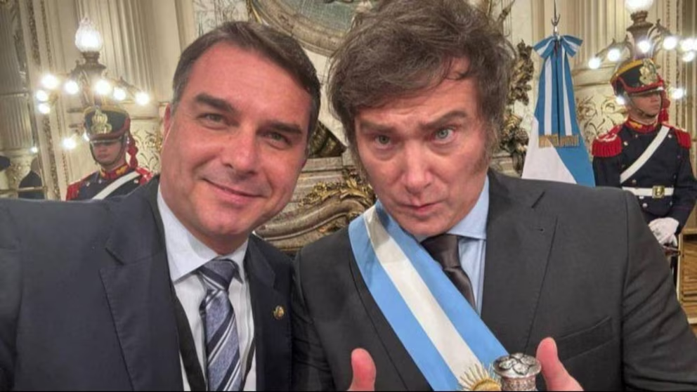 El presidente Javier Milei recibió este lunes a Flavio Bolsonaro, a fin de ampliar el esquema de alianzas en la región y canceló su participación de la Cumbre del Mercosur. 