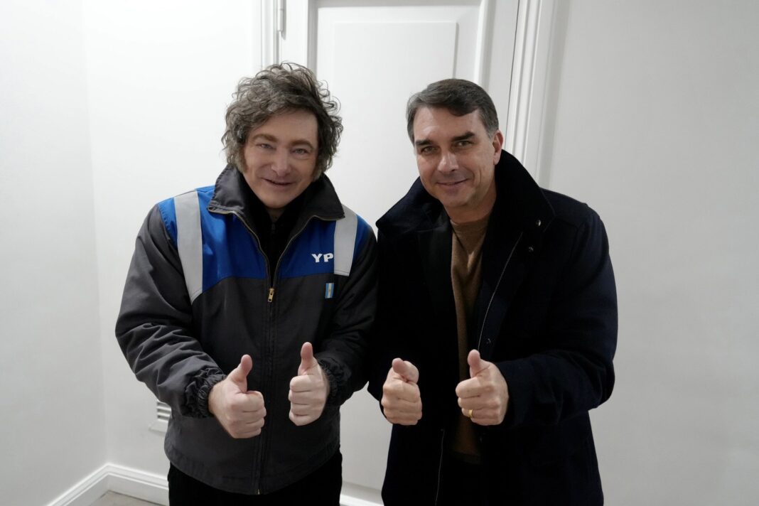 El presidente Javier Milei recibió este lunes a Flavio Bolsonaro, a fin de ampliar el esquema de alianzas en la región y canceló su participación de la Cumbre del Mercosur.