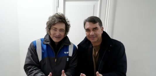 El presidente Javier Milei recibió este lunes a Flavio Bolsonaro, a fin de ampliar el esquema de alianzas en la región y canceló su participación de la Cumbre del Mercosur.