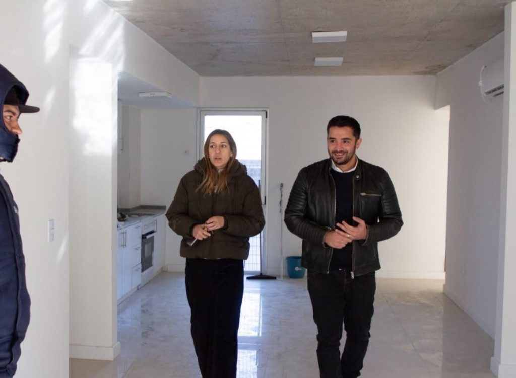 El asesor del Ministerio de Gobierno, Agustín Balladares, recorrió junto a la coordinadora de Lanús, Carolina Petrilli, las obras de viviendas en Villa Porá.