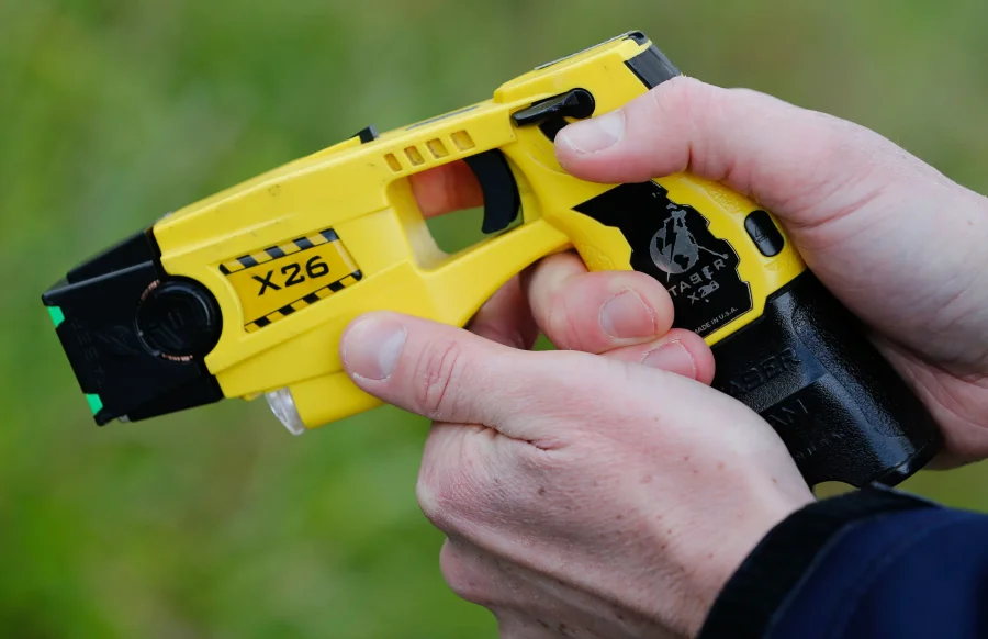 La Libertad Avanza y el PRO Libertad fueron los primeros en instalar el debate sobre el uso de pistolas taser en el ámbito de las fuerzas de seguridad.