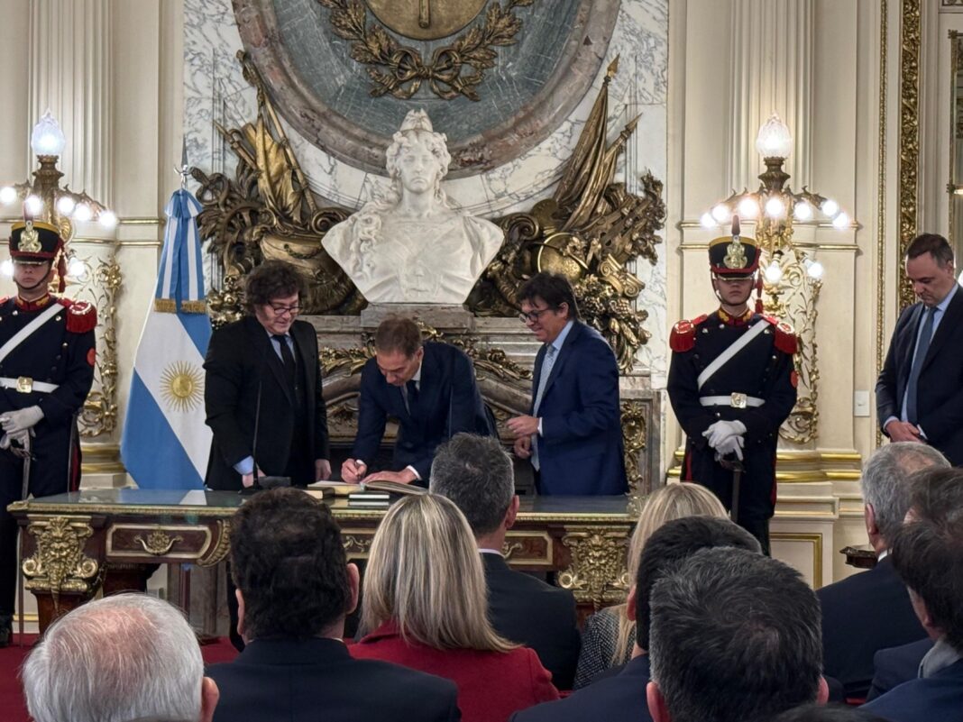 El dirigente del PRO Diego Santilli asumió como nuevo jefe de Gabinete en una ceremonia encabezada por el presidente Javier Milei.