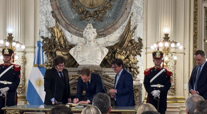 Con un abrazo tripartito con Milei y Adorni, Santilli juró como nuevo jefe de Gabinete El dirigente del PRO Diego Santilli asumió como nuevo jefe de Gabinete en una ceremonia encabezada por el presidente Javier Milei.